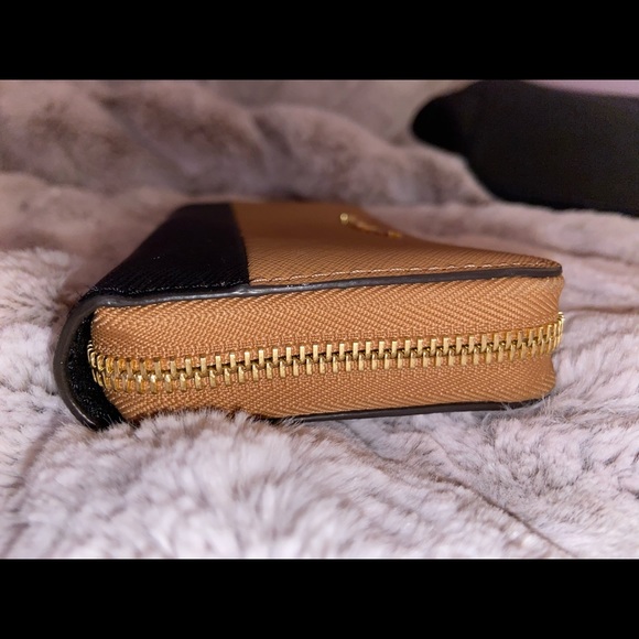 • Michael Kors 2 Toned Wallet • - Picture 8 of 8